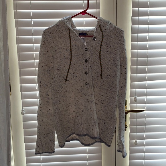 Women’s Hooded Patagonia - Picture 3 of 6